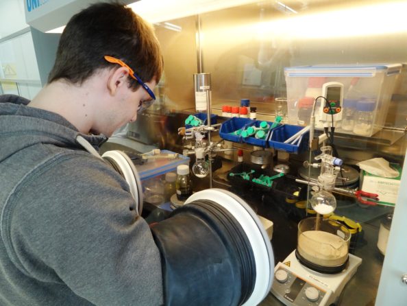 Wissenschaftler über die Schulter geschaut Wissenschaftler über die Schulter geschaut