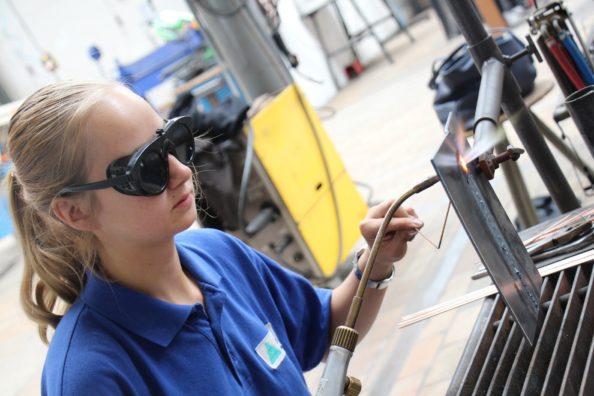 Vanessa Denise Schultheiß Vanessa Schultheiß beim Schweißen