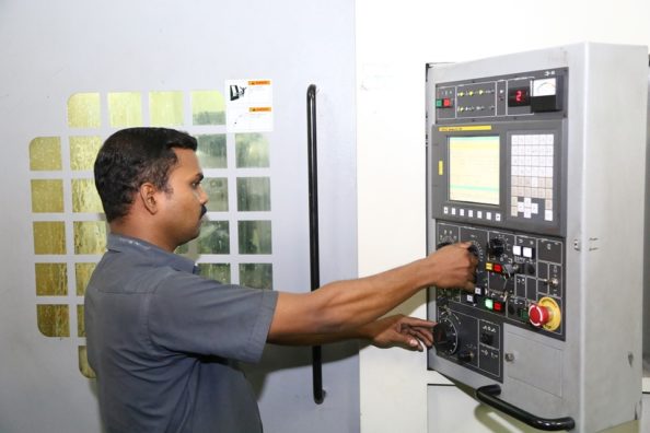 bild spp maschinen Mann an Schaltkasten