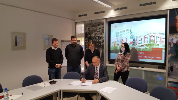 20171130_080710 5 Personen bei Vertragsunterzeichnung