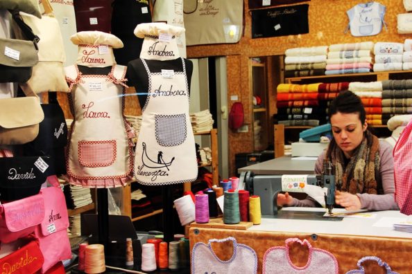 sew-1559344_960_720 Frau an Nähmaschine