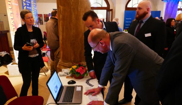 P1010143 vier Personen am Notebook