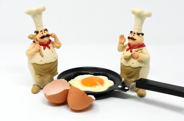 Koch Koch-Figuren und Pfanne mit Ei